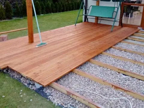 Jak zbudować taras drewniany na gruncie: 9 kluczowych kroków